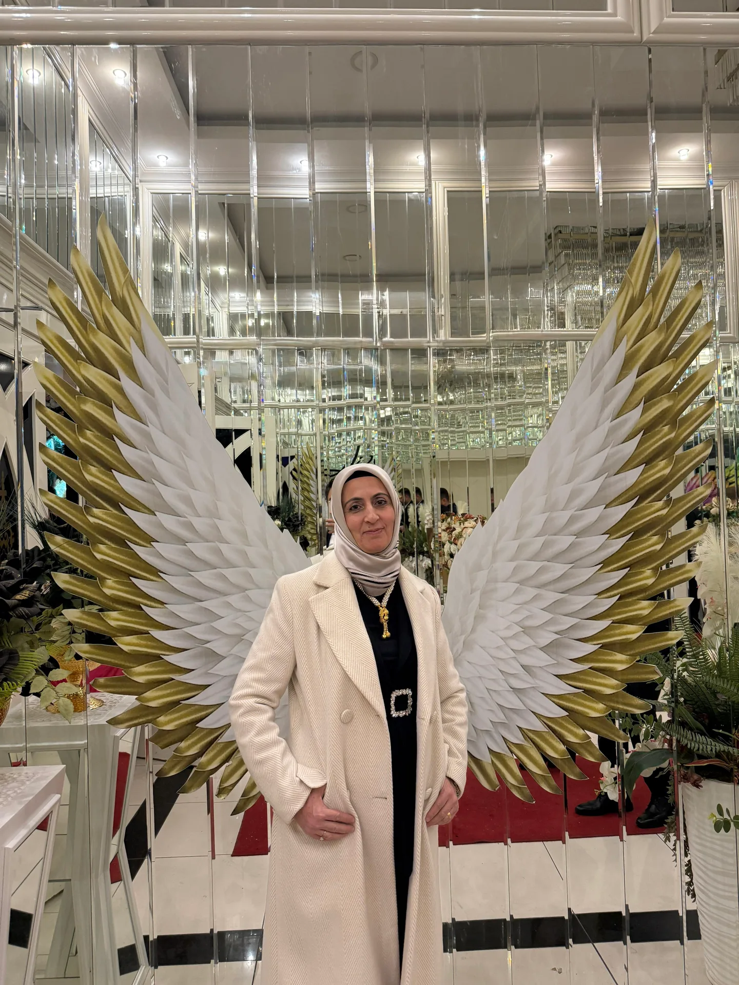 Ayla Kara - melek kanatları önünde